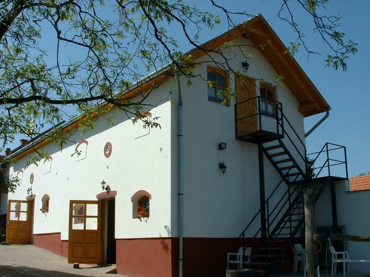 Nyerges Lovasudvar Cserepfalu Exterior photo